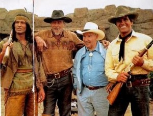Gian Luigi Bonelli con Giuliano Gemma e gli altri del cast del film "Tex e il Signore degli Abissi", diretto da Duccio Tessari nel 1985