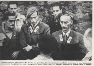 soldati della Rsi durante una trattativa con partigiani per scambio di prigionieri
